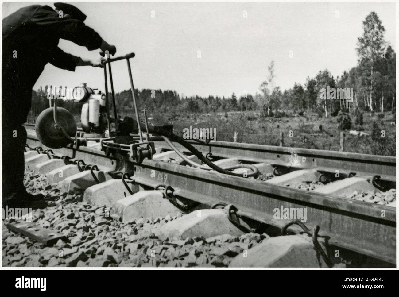 Le soudage par thermit des joints sur des lipres en béton, sur la route entre Nässjö-Sävsjö en 1953. Banque D'Images