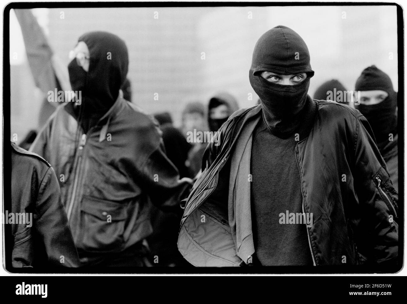 Berlin Allemagne. Jour et nuit de la réunification 3 octobre 1990 manifestants masqués protestant contre la réunification dans les rues de Berlin Wikipedia ci-dessous: La réunification allemande (Deutsche Wiedervereinigung) a été le processus en 1990 dans lequel la République démocratique allemande (GDR, familièrement Allemagne de l'est; allemand: Deutsche Demokratische Republik/DDR) est devenu partie de la République fédérale d'Allemagne (FRG, familièrement Allemagne de l'Ouest; Allemand: Bundesrepublik Deutschland) pour former la nation réunifiée de l'Allemagne, comme le prévoit l'article 23 de la constitution du FRG alors (Grundgesetz) unie, nation,Re Banque D'Images