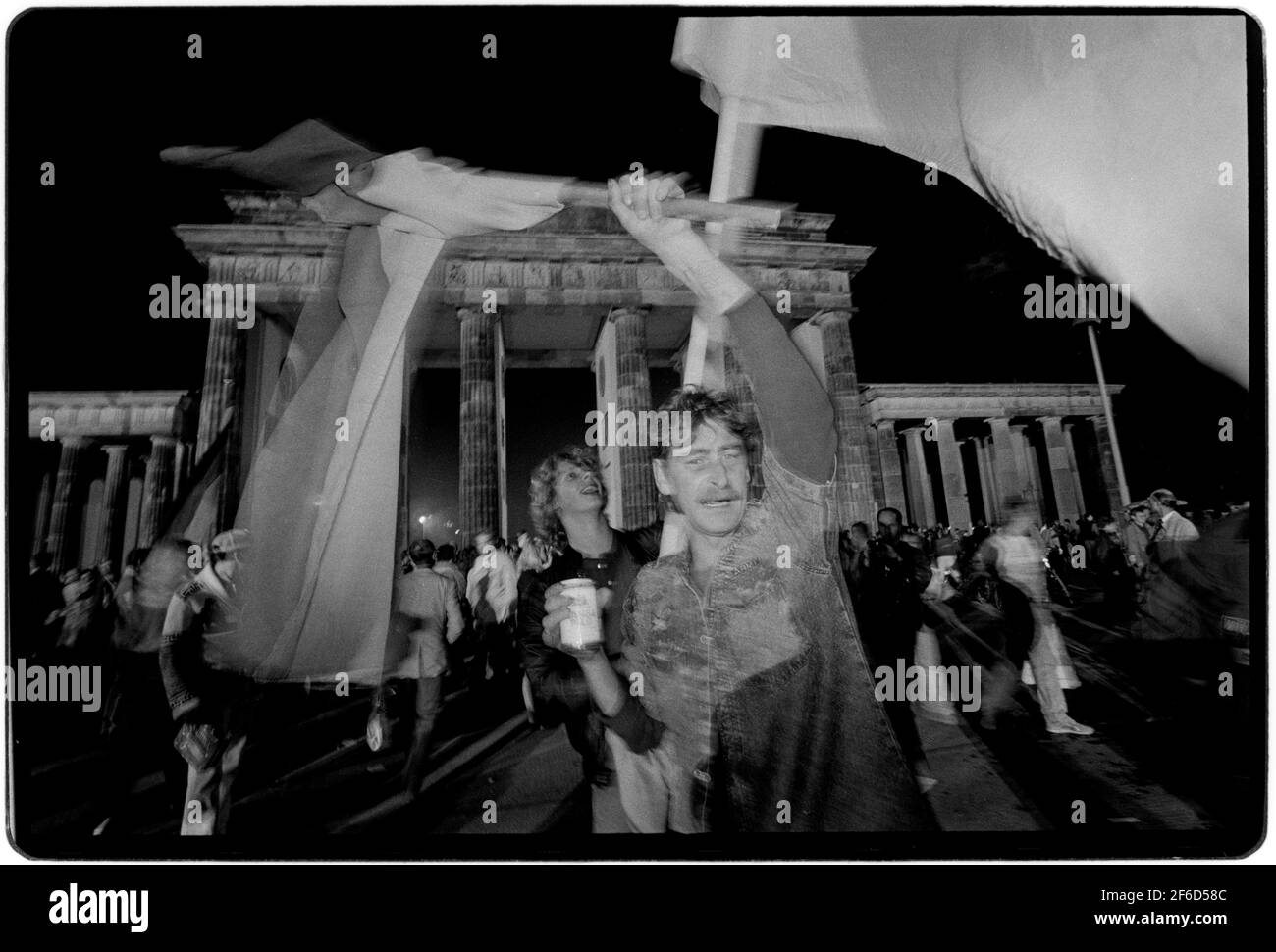 Berlin Allemagne. Journée et nuit de la réunification 3 octobre 1990 les Allemands de l'est et de l'Ouest célèbrent devant le Reichstag à Berlin. Wikipedia ci-dessous: La réunification allemande (allemand: Deutsche Wiedervereinigung) a été le processus en 1990 dans lequel la République démocratique allemande (RDA, familièrement Allemagne de l'est; allemand: Deutsche Demokratische Republik/DDR) est devenue partie de la République fédérale d'Allemagne (FRG, familièrement Allemagne de l'Ouest; allemand: Bundesrepublik Deutschland) pour former la nation réunifiée de l'Allemagne, comme le prévoit l'article 23 de la constitution du FRG (Grundgesetz), nation, République, REIC Banque D'Images