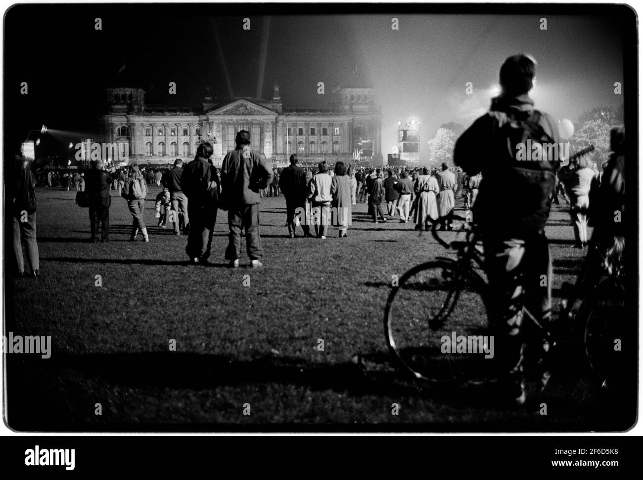 Berlin Allemagne. Journée et nuit de la réunification 3 octobre 1990 les Allemands de l'est et de l'Ouest célèbrent devant le Reichstag à Berlin. Wikipedia ci-dessous: La réunification allemande (allemand: Deutsche Wiedervereinigung) a été le processus en 1990 dans lequel la République démocratique allemande (RDA, familièrement Allemagne de l'est; allemand: Deutsche Demokratische Republik/DDR) est devenue partie de la République fédérale d'Allemagne (FRG, familièrement Allemagne de l'Ouest; allemand: Bundesrepublik Deutschland) pour former la nation réunifiée de l'Allemagne, comme le prévoit l'article 23 de la constitution du FRG (Grundgesetz), nation, République, REIC Banque D'Images