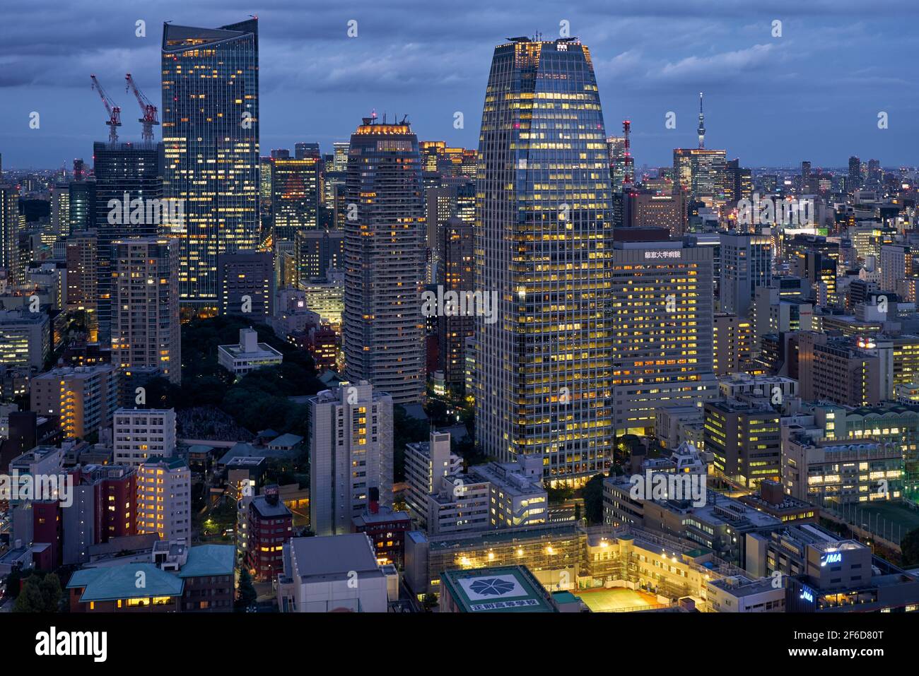 Tokyo, Japon - 23 octobre 2019 : les gratte-ciels des collines ARK vus de la terrasse d'observation de la Tour de Tokyo la nuit. Ville de Minato. Tokyo. Japon Banque D'Images