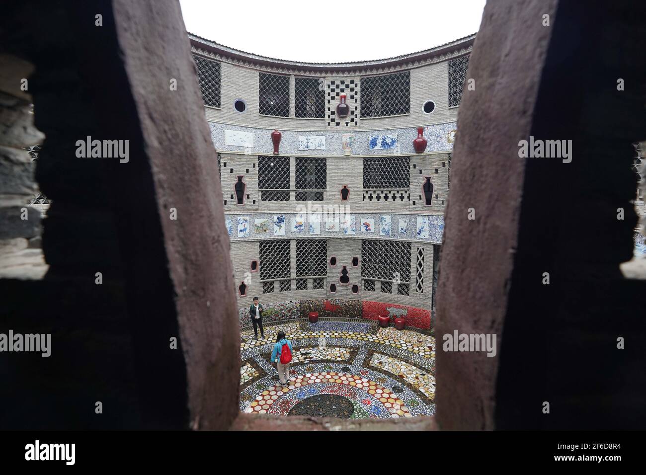 Nanchang, province chinoise du Jiangxi. 19 mars 2021. Les touristes visitent un palais en porcelaine dans le village de Xinsping, dans le comté de Fuliang, à Jingdezhen, dans la province de Jiangxi, en Chine orientale, le 19 mars 2021. Yu Ermei, un villageois de 91 ans qui travaillait autrefois dans une fabrique de porcelaine, a commencé à construire ses palais de porcelaine dans le village de Xinsping à partir de 2011. Avec ses efforts, quatre bâtiments décorés de porcelaine et de pièces en porcelaine se trouvent maintenant dans le village, attirant de nombreux touristes à visiter. Credit: Zhou mi/Xinhua/Alay Live News Banque D'Images