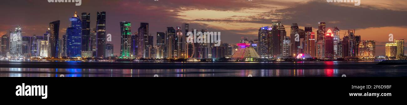 Vue panoramique de Doha, Qatar au lever du soleil Banque D'Images