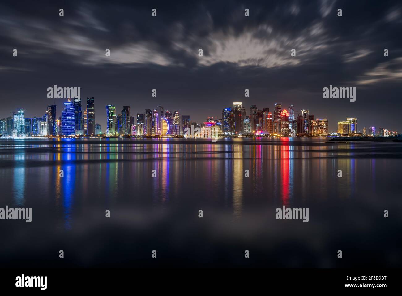 Vue panoramique de Doha, Qatar au lever du soleil Banque D'Images