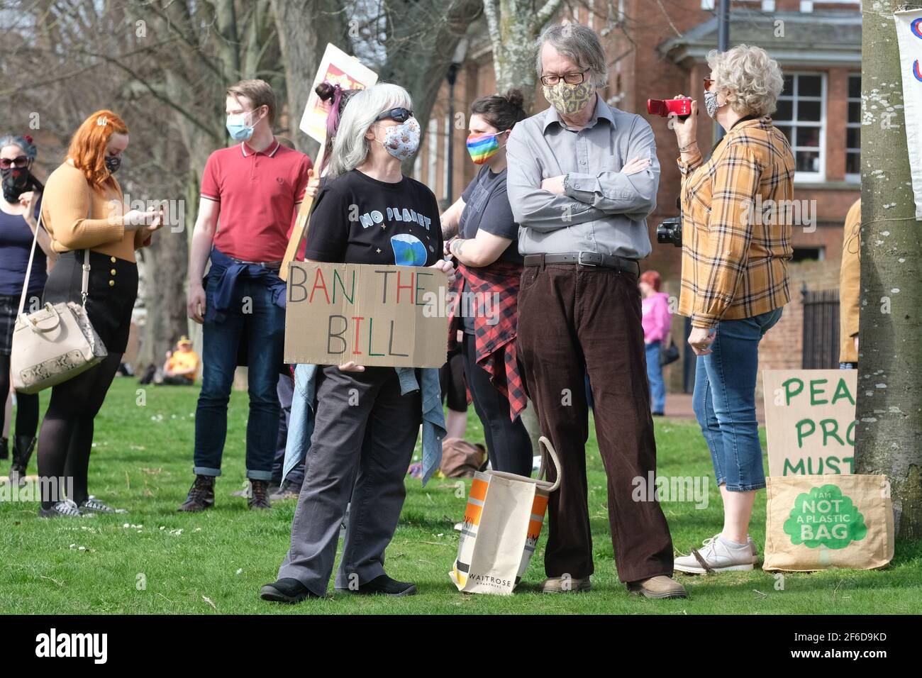 Hereford, Herefordshire, Royaume-Uni – mercredi 31 mars 2021 – les manifestants manifestent sur le Cathedral Green contre le nouveau projet de loi sur la police, la criminalité, la détermination de la peine et les tribunaux ( PCSC ) qui, selon eux, limitera leurs droits à la protestation judiciaire. Photo Steven May / Alamy Live News Banque D'Images