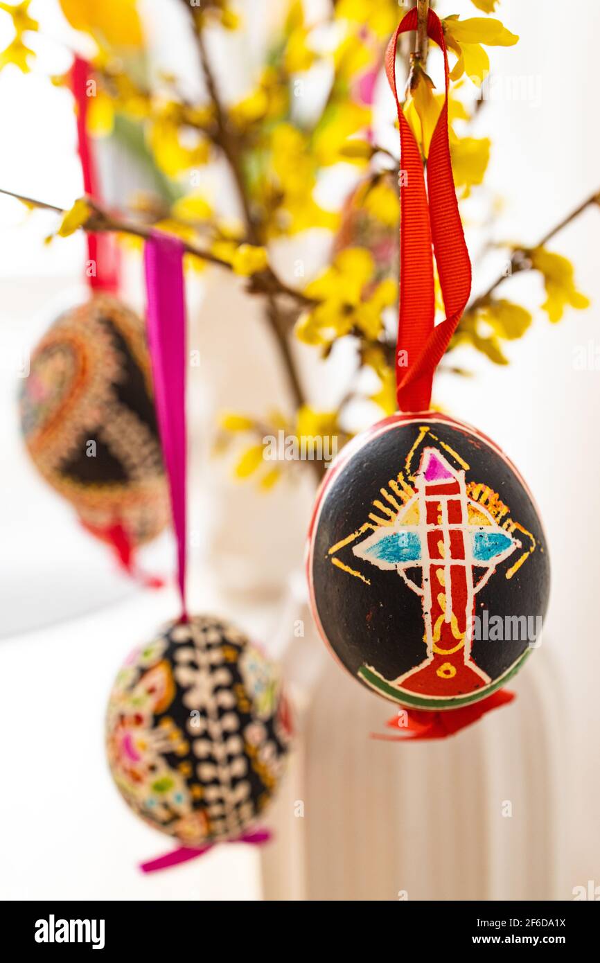 L'arrangement des oeufs de Pâques traditionnels décorés 'Blatnice' par Marie Cihakova et Floraison Forsythia, Brno, République Tchèque, le 30 mars 2021. (C Banque D'Images