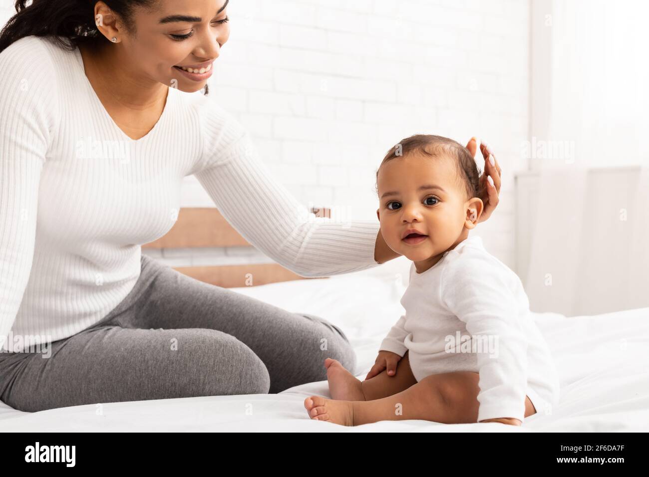 Une Maman Africaine Qui A Fait Un Petit Bebe Dans La Tete Assis Dans La Chambre Photo Stock Alamy Une Maman Africaine Qui A Fait Un Petit Bebe Dans La Tete Assis Dans La Chambre Photo Stock Alamy