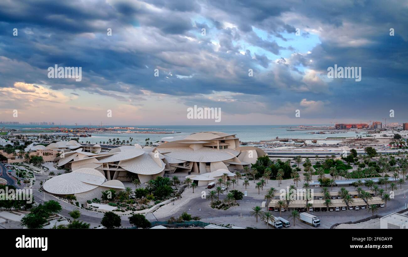 Magnifique vue sur le coucher du soleil du Musée national du Qatar Banque D'Images