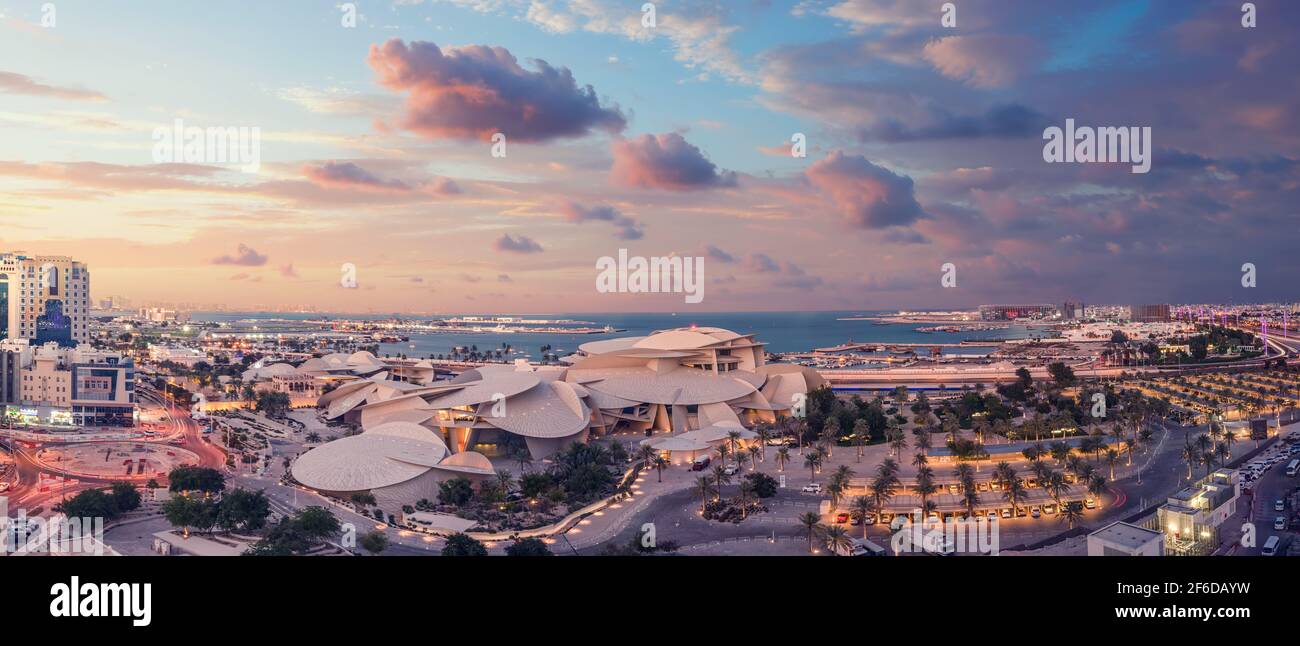 Magnifique vue sur le coucher du soleil du Musée national du Qatar Banque D'Images