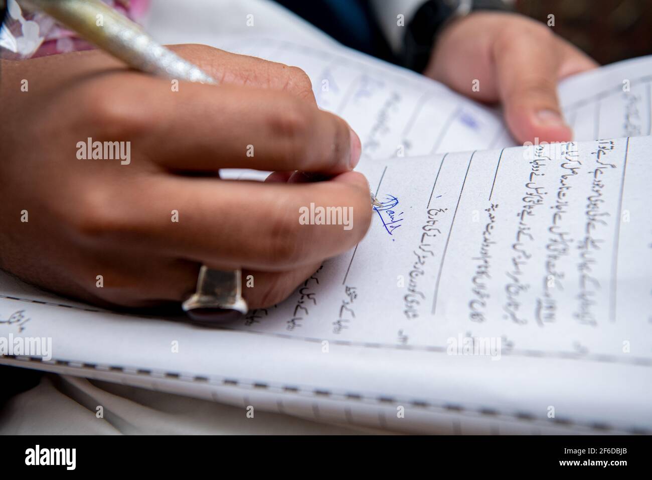 Signature du groom musulman pakistanais Contrat de mariage. Nikah Nama Banque D'Images