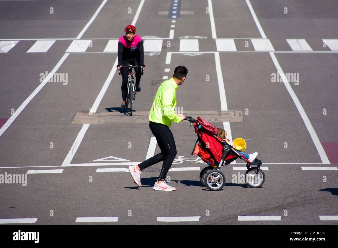 Coureur Homme Papa Courant Poussette Bebe Fils Fille Croisant Rue Cycliste Cycliste Piste Velo Velo Rue Avenue Ville Urbain Vue Scene Photo Stock Alamy Coureur Homme Papa Courant Poussette Bebe Fils Fille Croisant Rue Cycliste Cycliste Piste Velo Velo Rue Avenue Ville Urbain Vue Scene Photo Stock Alamy