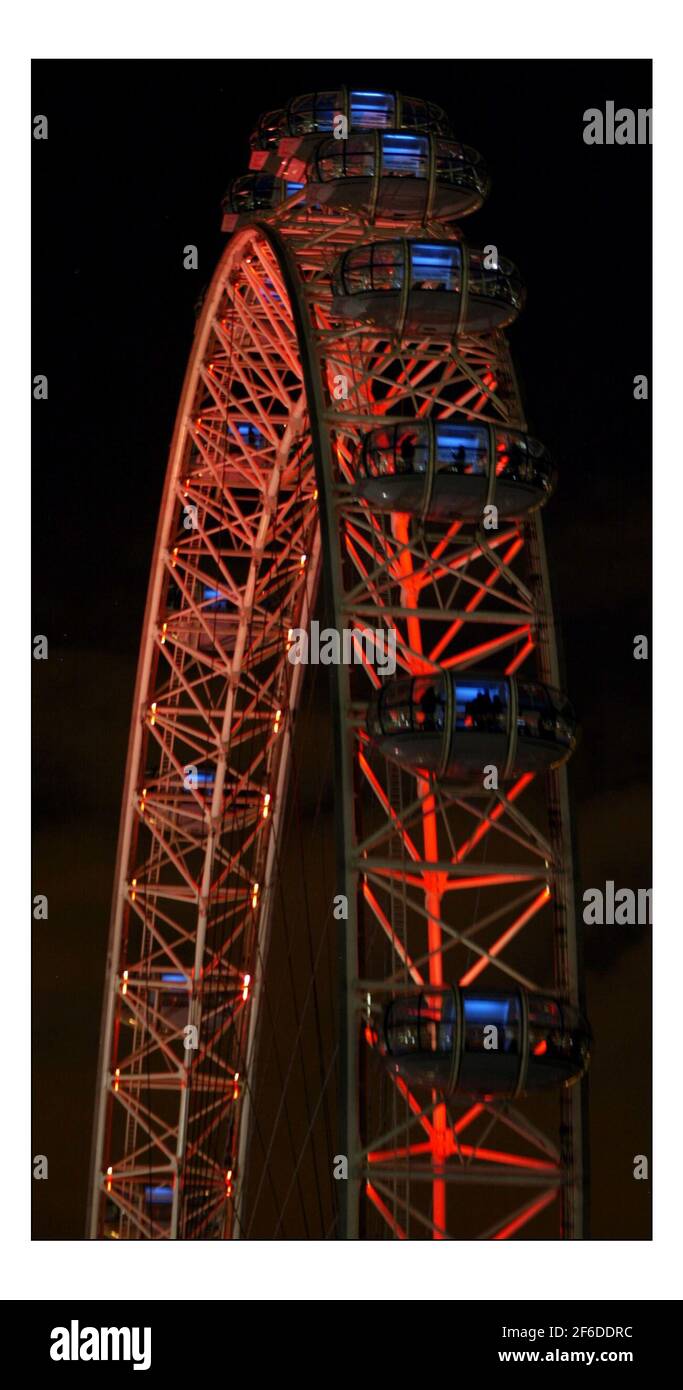 Le London Eye est vu illuminé en rouge en partie De la visite d'État en tant que président chinois Hu Jintao le Le président chinois est ici pour une visite d'État de trois jours Et tiendra également des pourparlers commerciaux avec le premier ministre Tony Blairpic David Sandison 8/11/2005 Banque D'Images