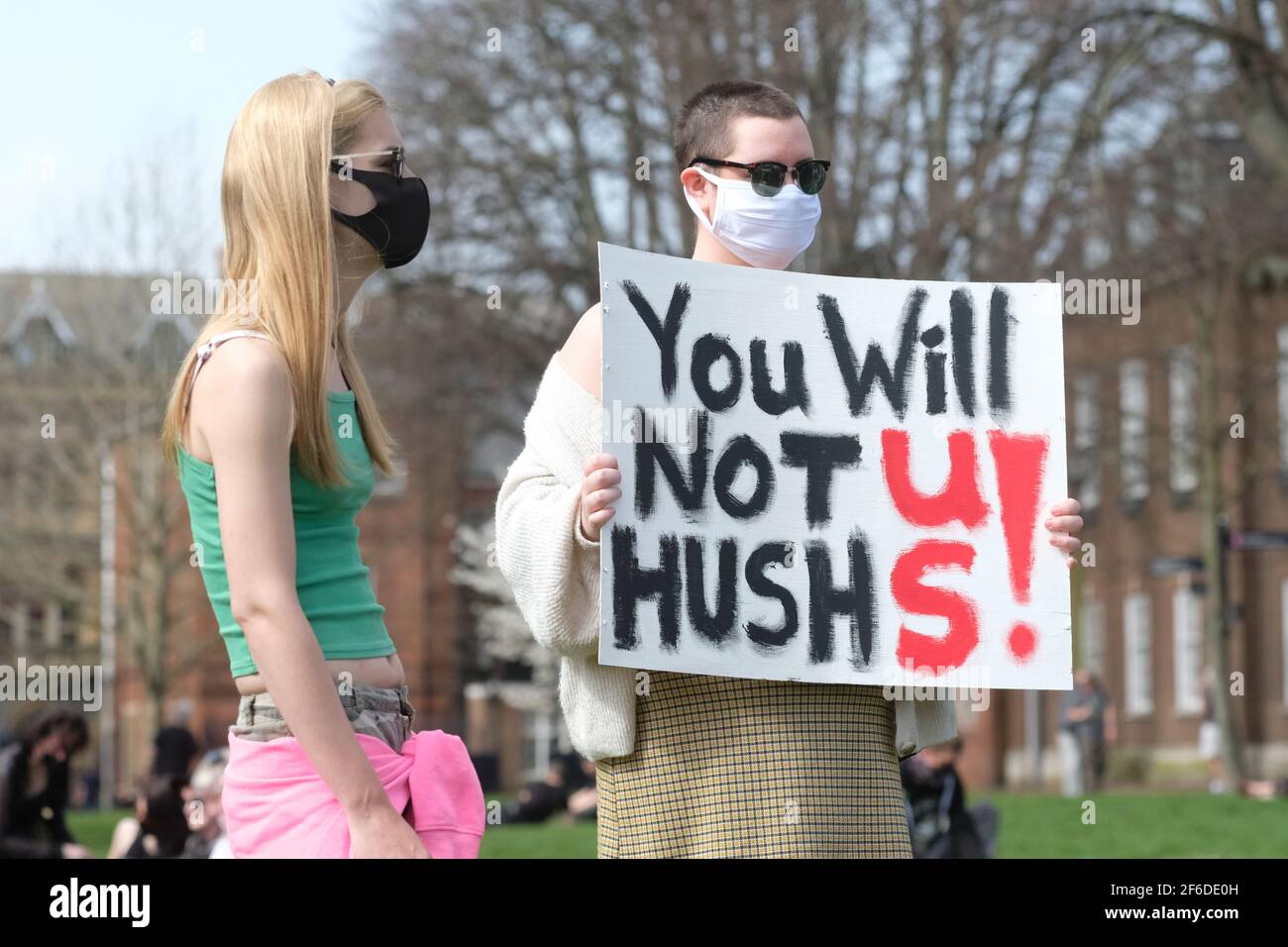 Hereford, Herefordshire, Royaume-Uni – mercredi 31 mars 2021 – les manifestants manifestent sur le Cathedral Green contre le nouveau projet de loi sur la police, la criminalité, la détermination de la peine et les tribunaux ( PCSC ) qui, selon eux, limitera leurs droits à la protestation judiciaire. Photo Steven May / Alamy Live News Banque D'Images