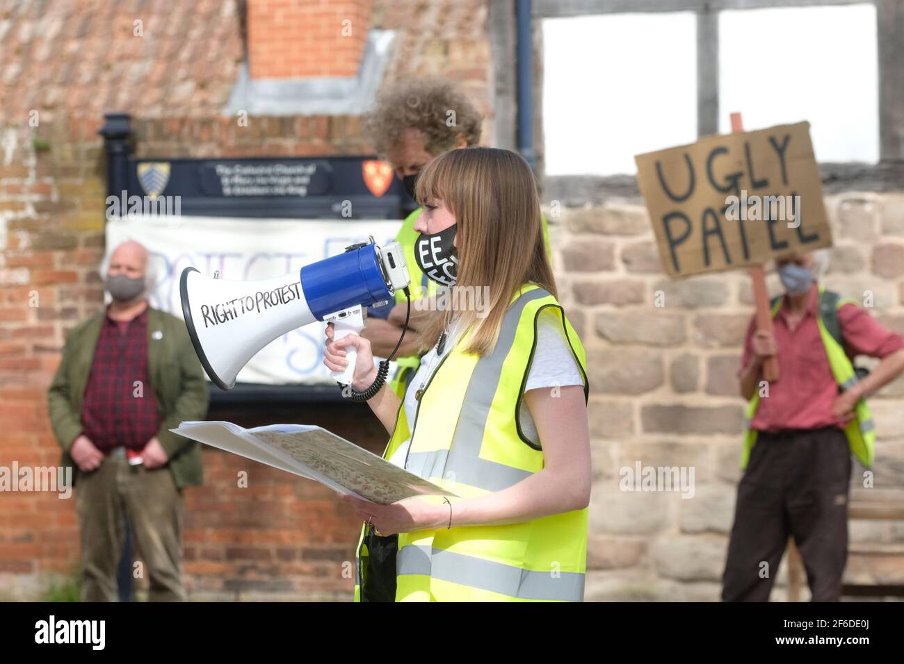 Hereford, Herefordshire, Royaume-Uni – mercredi 31 mars 2021 – les manifestants manifestent sur le Cathedral Green contre le nouveau projet de loi sur la police, la criminalité, la détermination de la peine et les tribunaux ( PCSC ) qui, selon eux, limitera leurs droits à la protestation judiciaire. Photo Steven May / Alamy Live News Banque D'Images