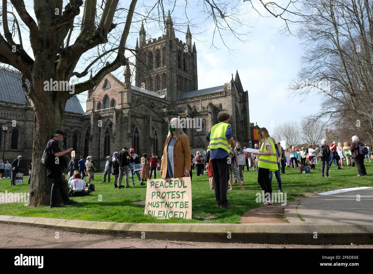 Hereford, Herefordshire, Royaume-Uni – mercredi 31 mars 2021 – les manifestants manifestent sur le Cathedral Green contre le nouveau projet de loi sur la police, la criminalité, la détermination de la peine et les tribunaux ( PCSC ) qui, selon eux, limitera leurs droits à la protestation judiciaire. Photo Steven May / Alamy Live News Banque D'Images