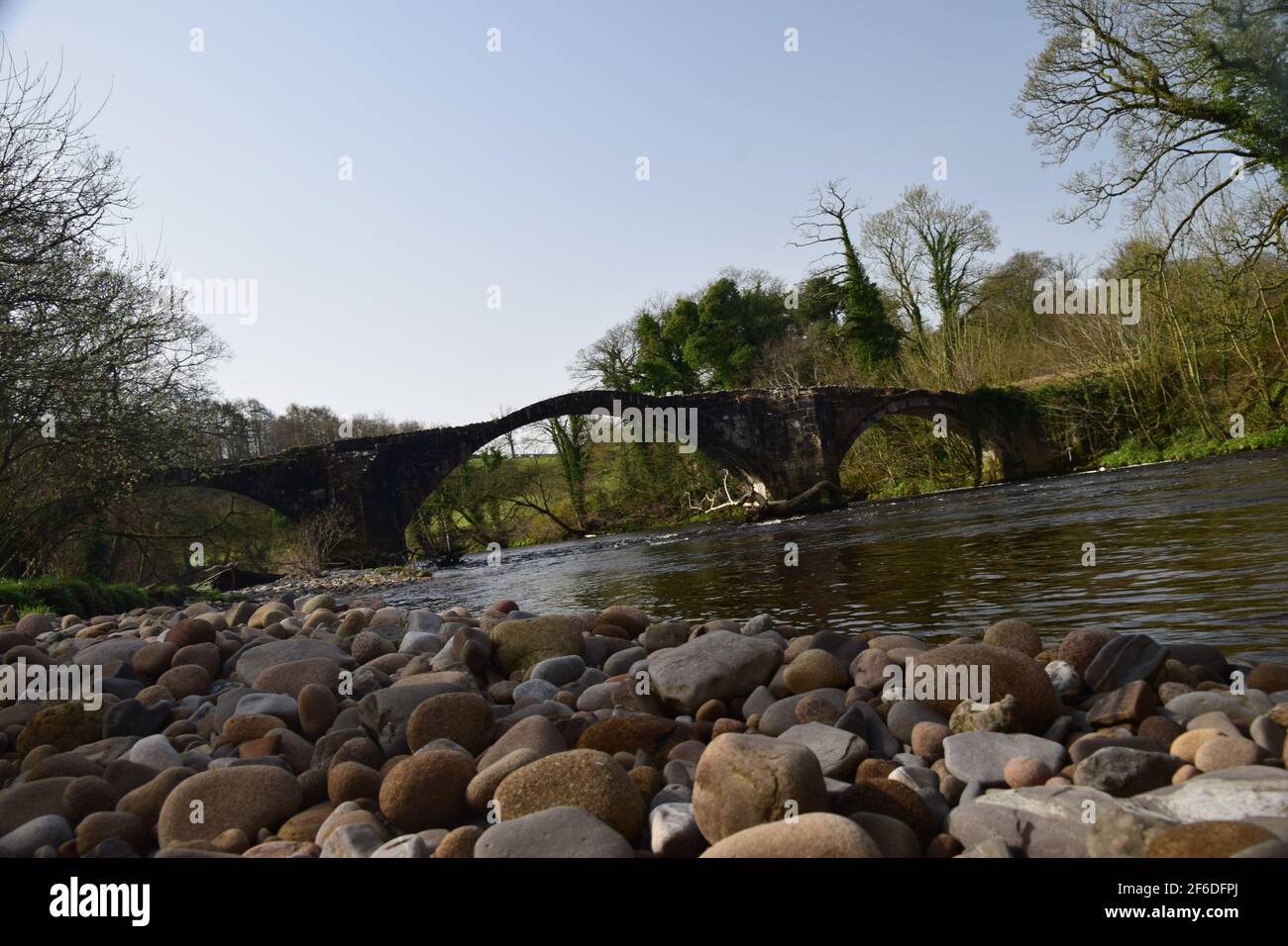 Oliver Cromwell traverse le pont de la rivière hodder en 1648 en route vers la bataille de Preston -guerre civile anglaise. Banque D'Images