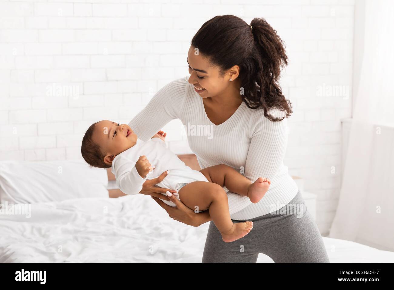 Mere Africaine Tenant Bebe Jouant Avec Un Tout Petit Dans La Chambre A L Interieur Photo Stock Alamy