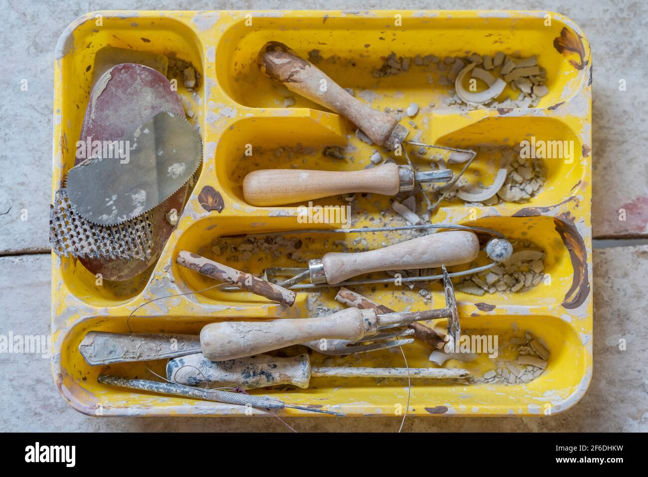 outils de travail pour la poterie dans une boîte jaune. vue du dessus Banque D'Images