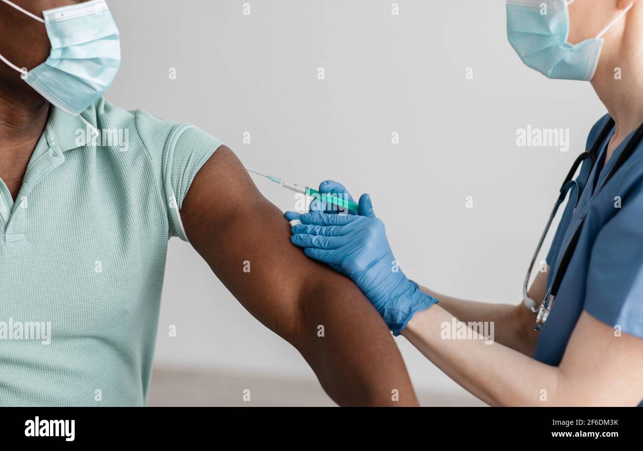 Traitement du virus Corona, injection en cas de pandémie et vaccination de la population Banque D'Images