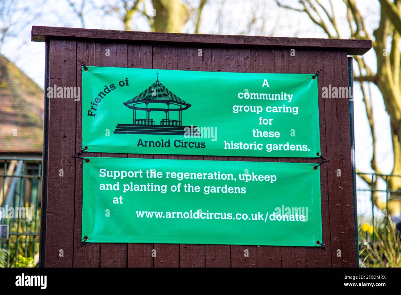 Bannière du groupe communautaire Friends of Arnold Circus au Boundary Estate, premier conseil de Londres, Shoreditch, Londres, Royaume-Uni Banque D'Images