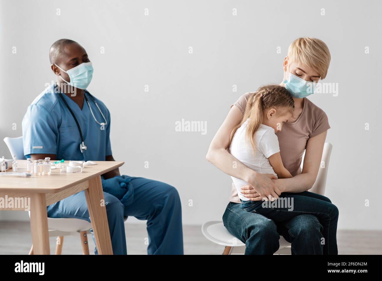 Médical, vaccination injection hypodermique, traitement de la maladie à l'hôpital, prévention et vaccination de l'enfant Banque D'Images