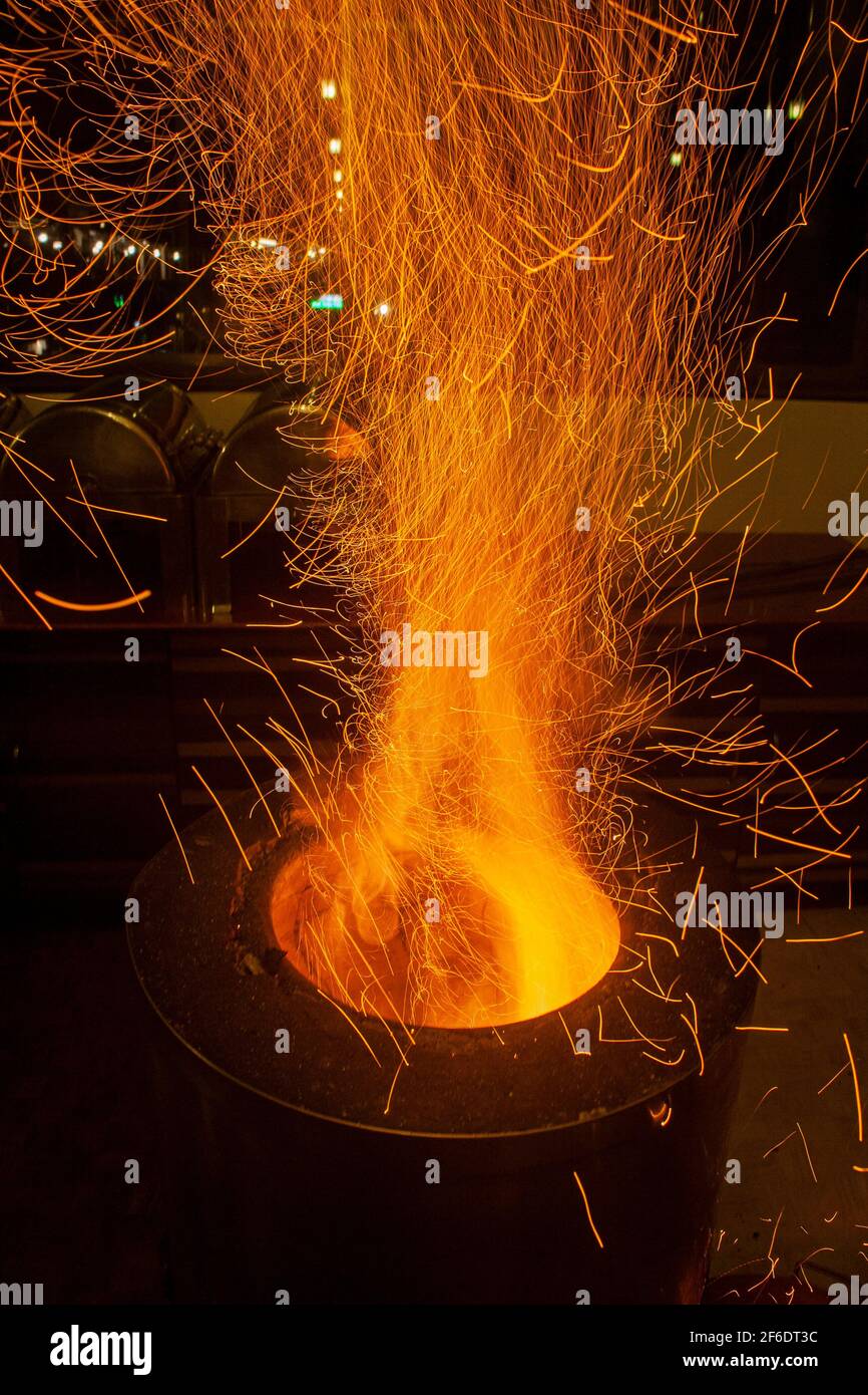 Un four tandoori créant des étincelles et du feu à Nashik, en Inde. Banque D'Images