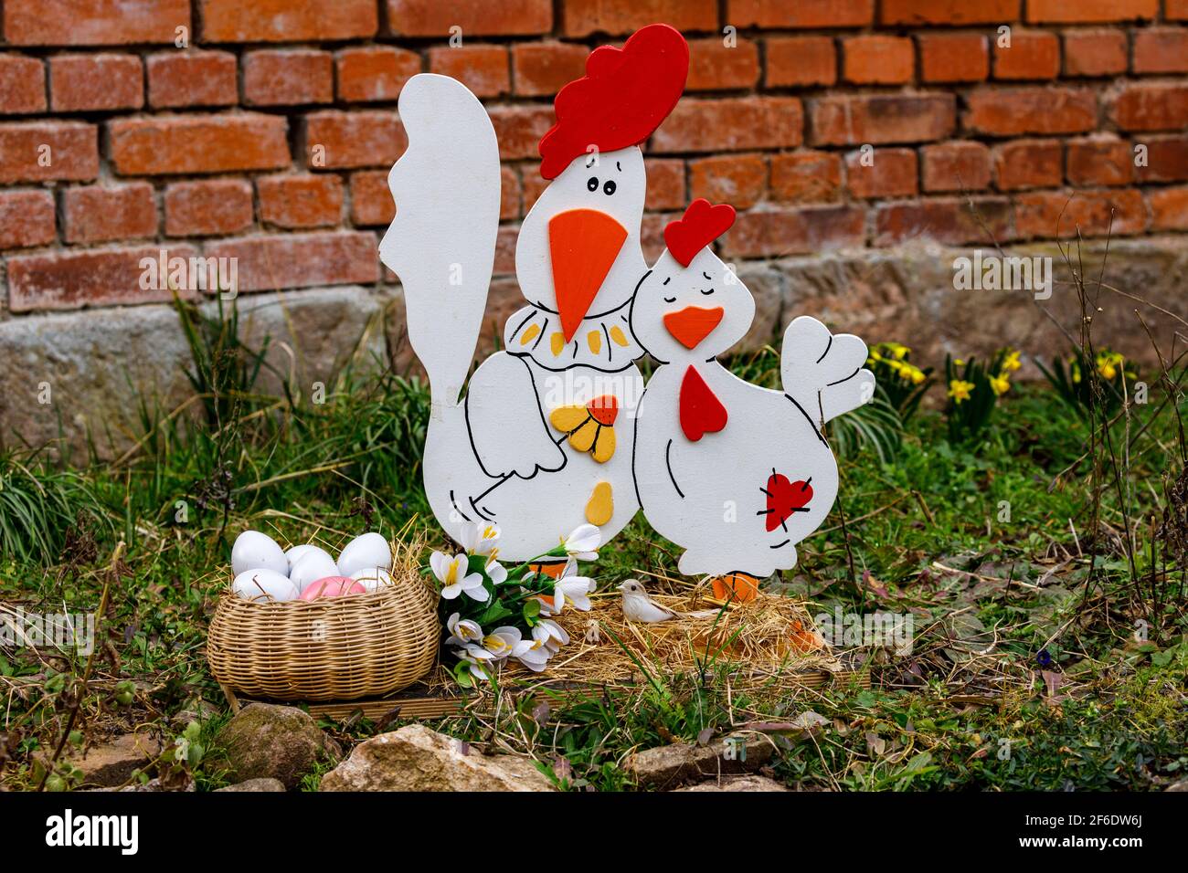 Œuf et poule de Pâques sur le sentier du lapin de Pâques Hesse Herleshausen Banque D'Images