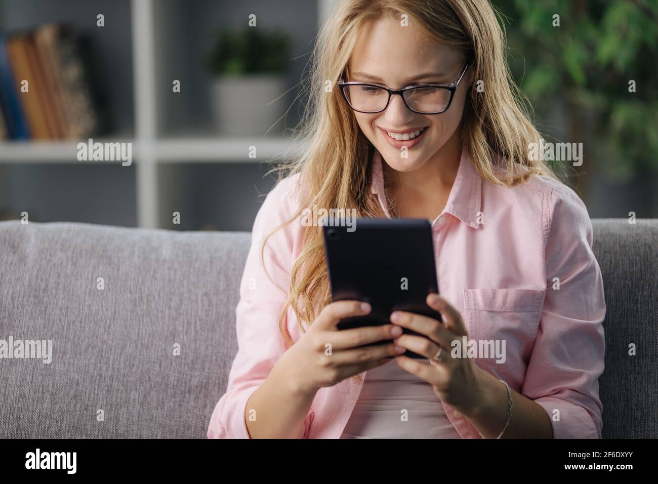 Smiling woman using tablet Banque D'Images