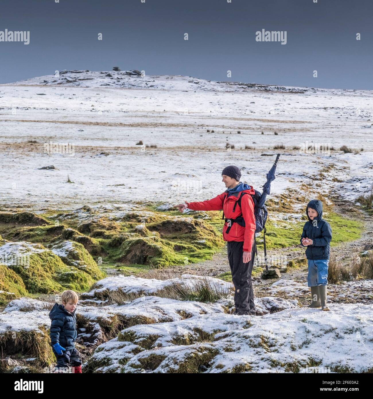 Les gens qui s'amusent dans la neige sur la sauvage robuste Tor Rough sur Bodmin Moor dans les Cornouailles. Banque D'Images