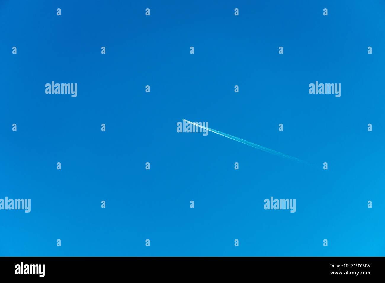 Sentier blanc de l'avion sur le ciel bleu, le vol de l'avion sur le fond du ciel Banque D'Images