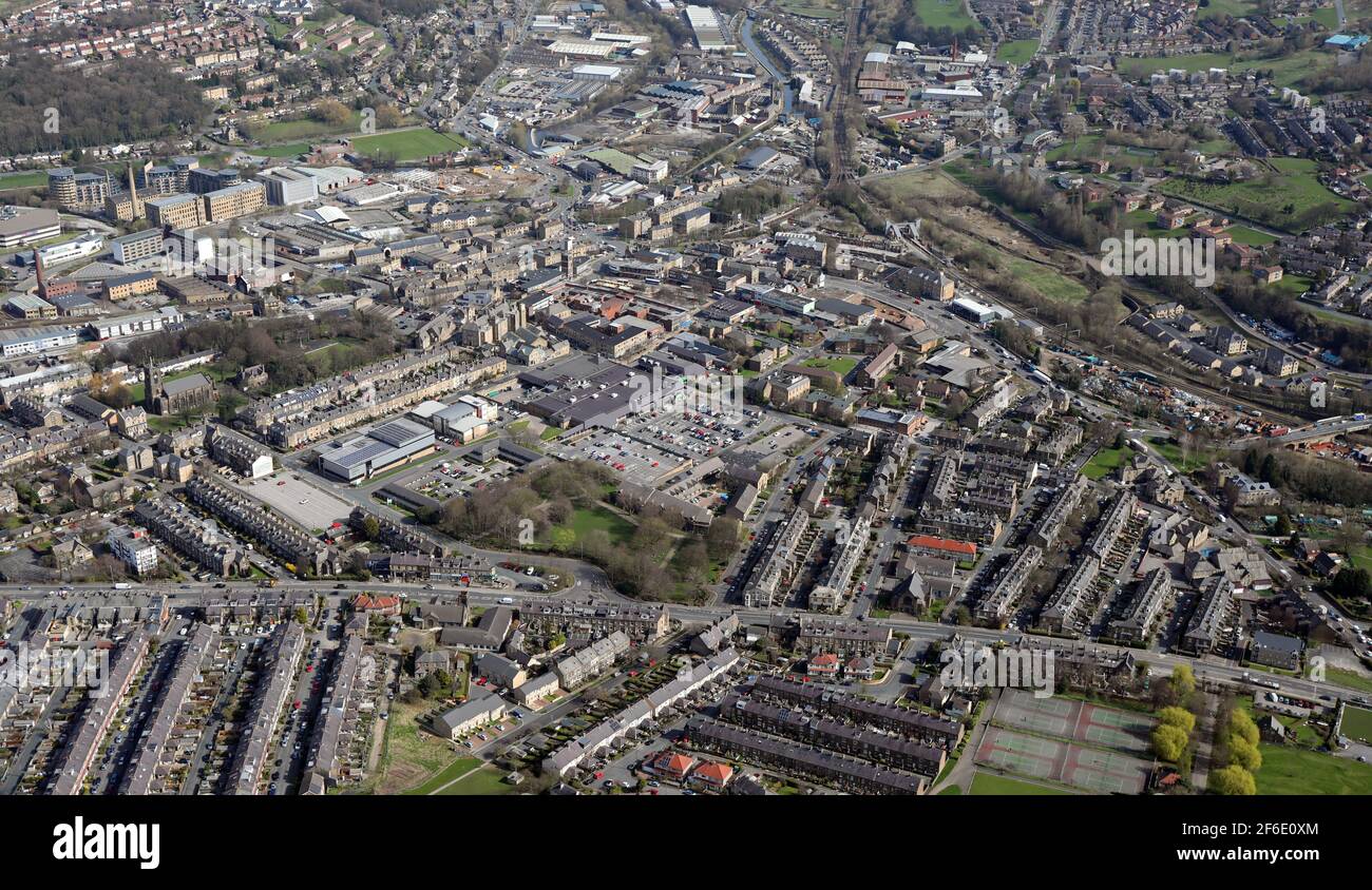 Vue aérienne depuis le sud-ouest du centre-ville de Shipley en regardant de l'autre côté de l'A650 Bradford Road avec Asda proéminent, West Yorkshire Banque D'Images
