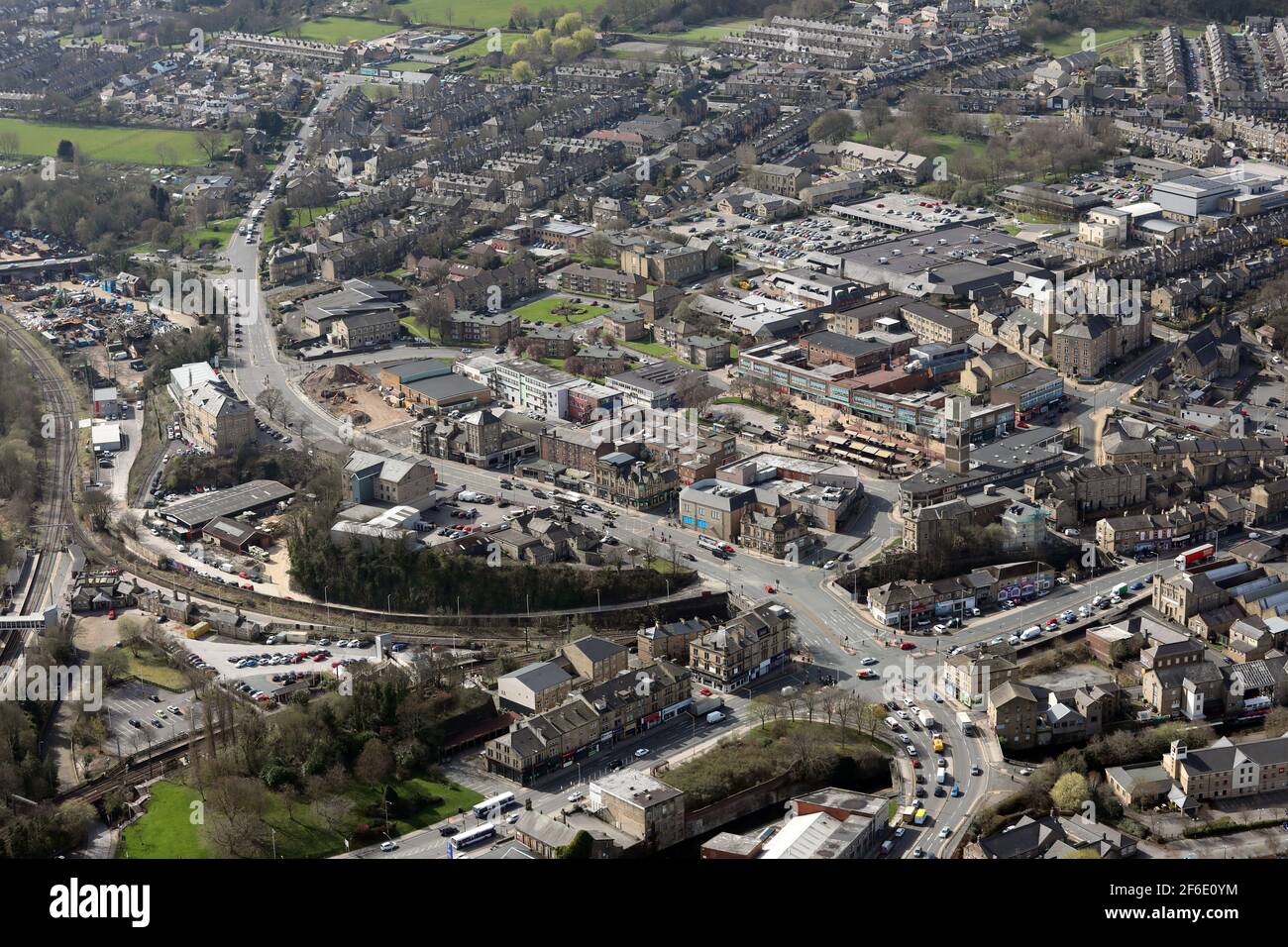 Vue aérienne depuis le nord-est du centre-ville de Shipley, près de Bradford, West Yorkshire Banque D'Images