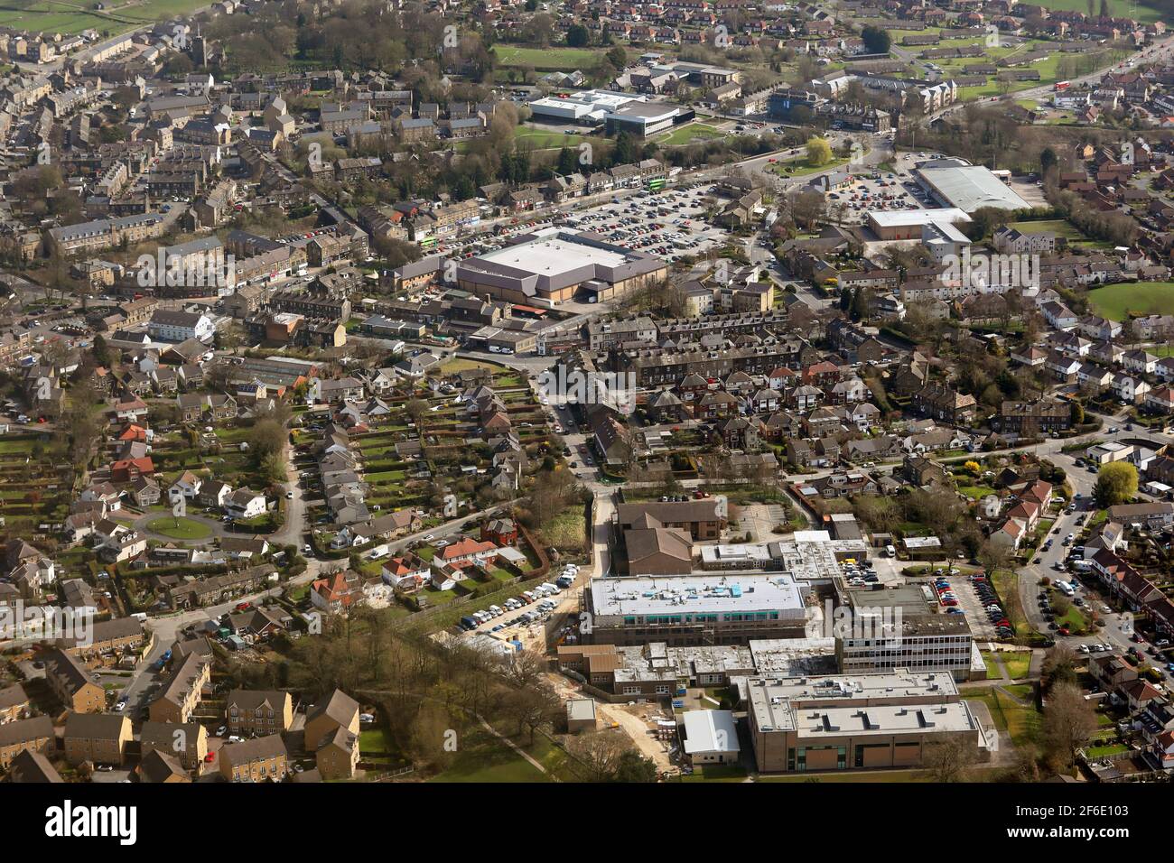 Vue aérienne du centre-ville de Guiseley (dans le quartier métropolitain de Leeds), West Yorkshire. L'école Guiseley est en premier plan, Morrisons plus en arrière Banque D'Images