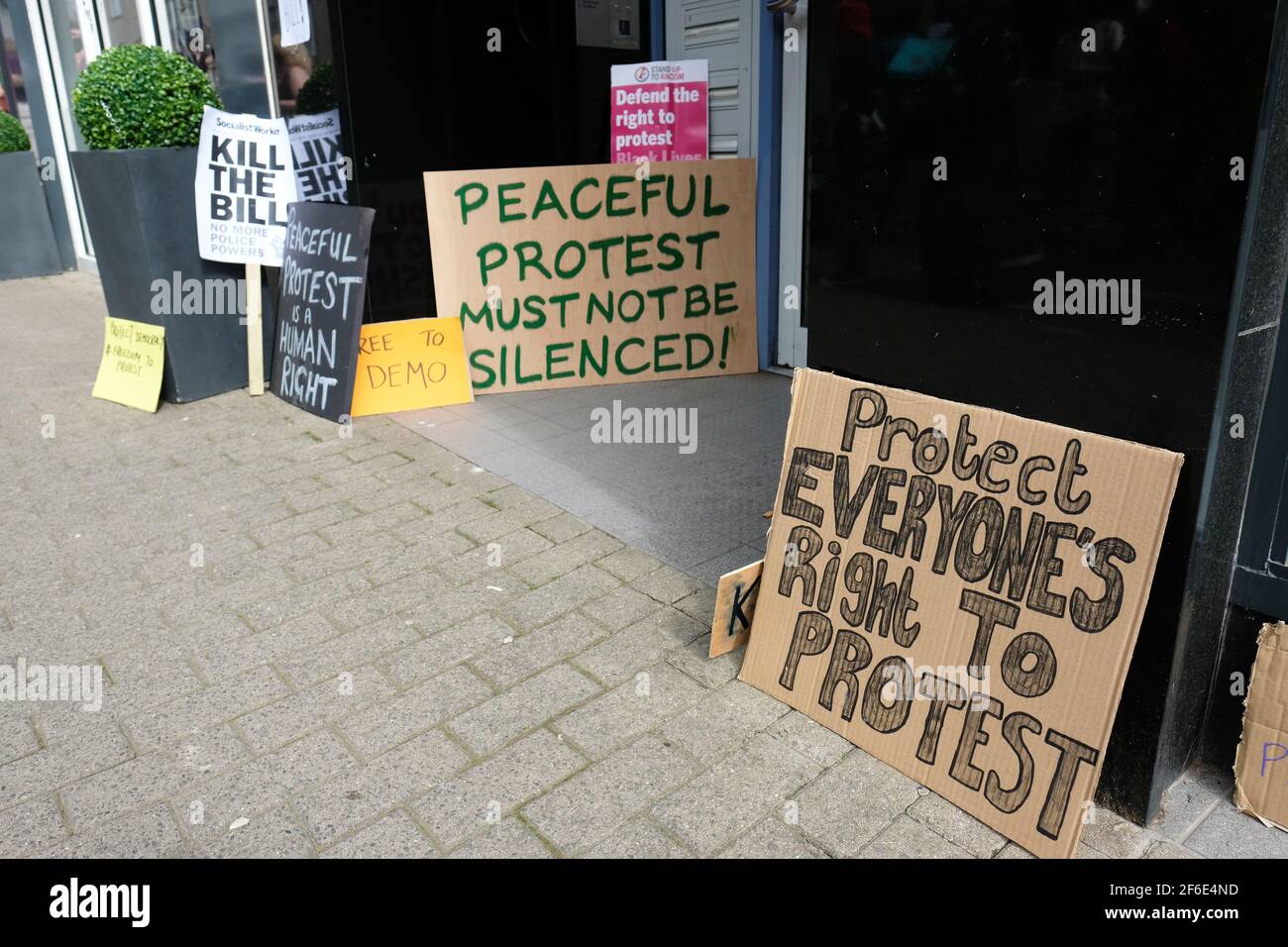 Hereford, Herefordshire, Royaume-Uni – mercredi 31 mars 2021 – des pancartes de protestation ont été laissées à l'extérieur du bureau du député conservateur local Jesse Norman avec des messages contre le projet de loi sur la police, le crime, la peine et les tribunaux ( CPCP ). Environ 200 manifestants ont assisté à la manifestation précédente - le projet de loi du PCSC limitera leurs droits à la manifestation légale. Photo Steven May / Alamy Live News Banque D'Images