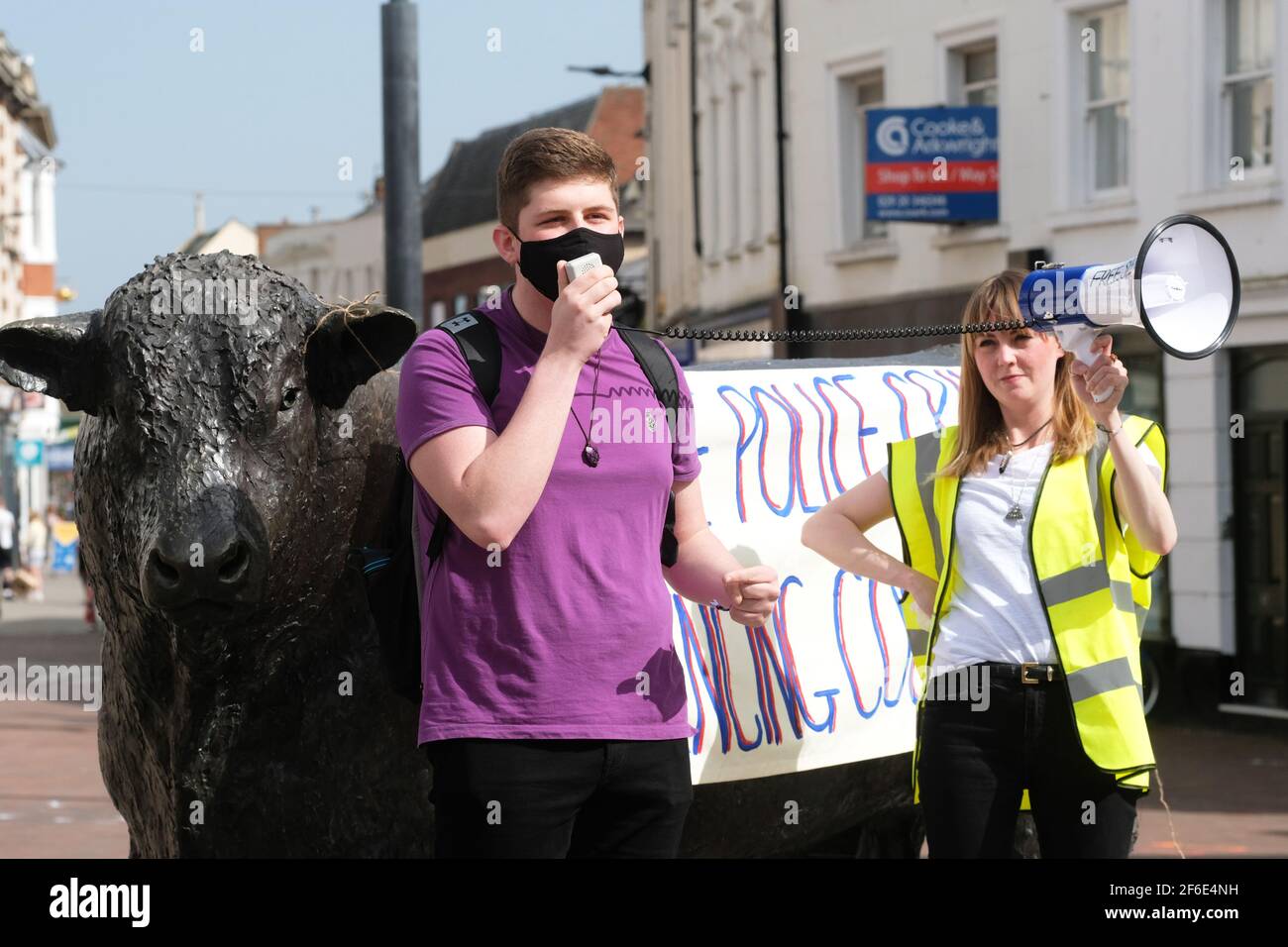 Hereford, Herefordshire, Royaume-Uni – mercredi 31 mars 2021 – les manifestants se réunissent pour entendre des discours dans le centre-ville de Hereford contre le projet de loi sur la police, le crime, la condamnation et les tribunaux ( CPCP ). Environ 200 manifestants ont assisté à la manifestation - le projet de loi du PCSC limitera leurs droits à la manifestation légale. Photo Steven May / Alamy Live News Banque D'Images