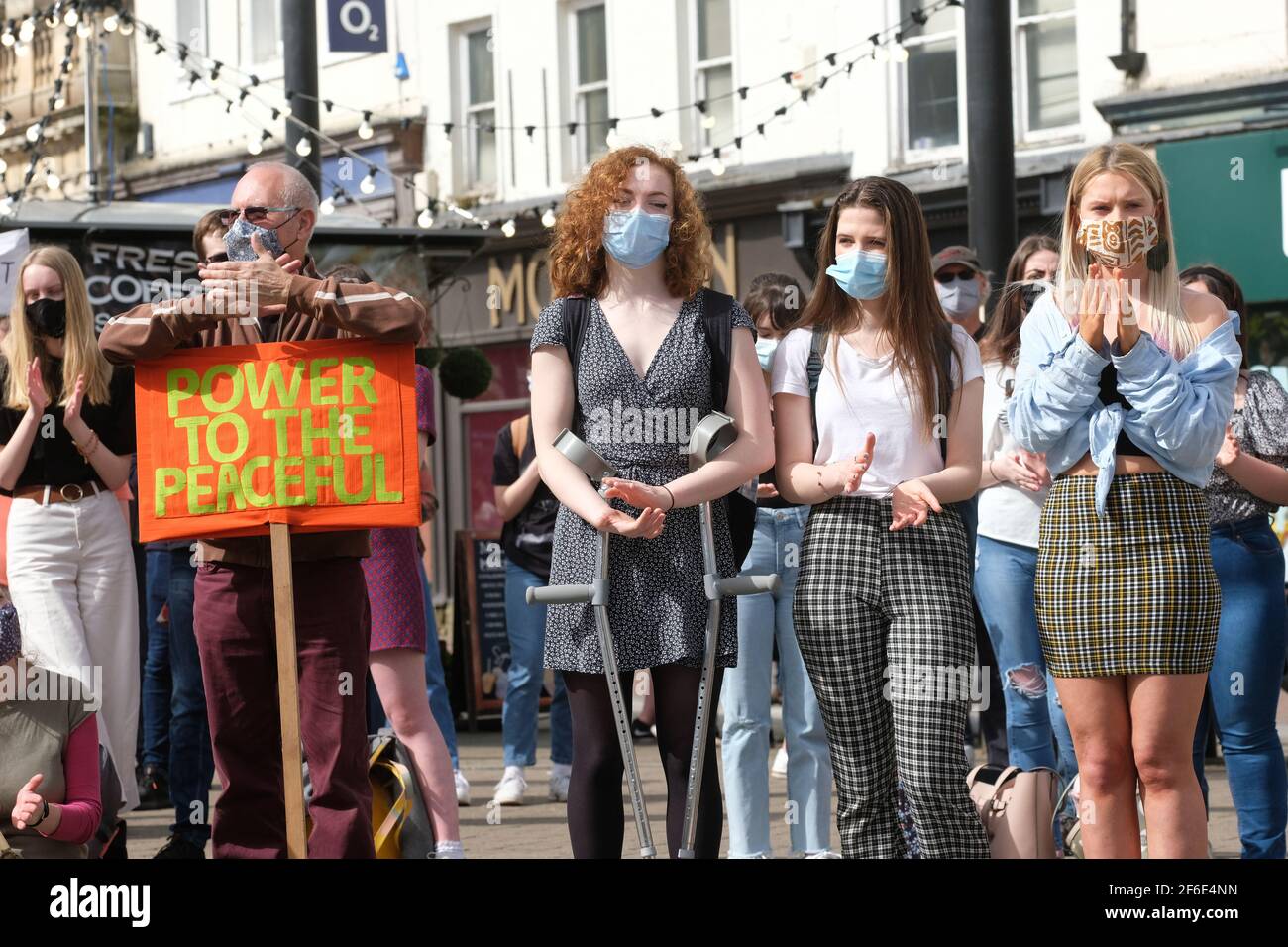 Hereford, Herefordshire, Royaume-Uni – mercredi 31 mars 2021 – les manifestants se réunissent pour entendre des discours dans le centre-ville de Hereford contre le projet de loi sur la police, le crime, la condamnation et les tribunaux ( CPCP ). Environ 200 manifestants ont assisté à la manifestation - le projet de loi du PCSC limitera leurs droits à la manifestation légale. Photo Steven May / Alamy Live News Banque D'Images