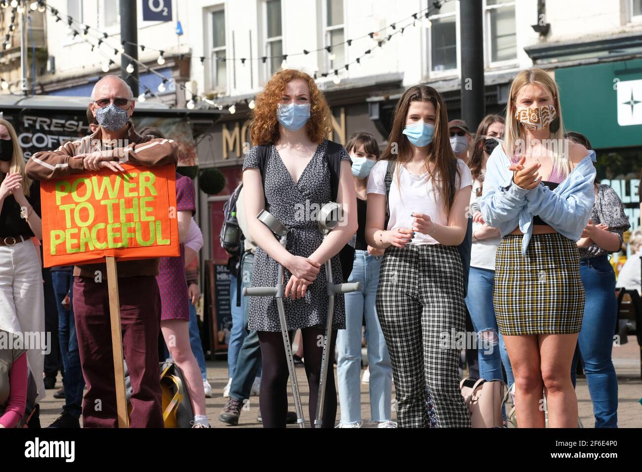 Hereford, Herefordshire, Royaume-Uni – mercredi 31 mars 2021 – les manifestants se réunissent pour entendre des discours dans le centre-ville de Hereford contre le projet de loi sur la police, le crime, la condamnation et les tribunaux ( CPCP ). Environ 200 manifestants ont assisté à la manifestation - le projet de loi du PCSC limitera leurs droits à la manifestation légale. Photo Steven May / Alamy Live News Banque D'Images