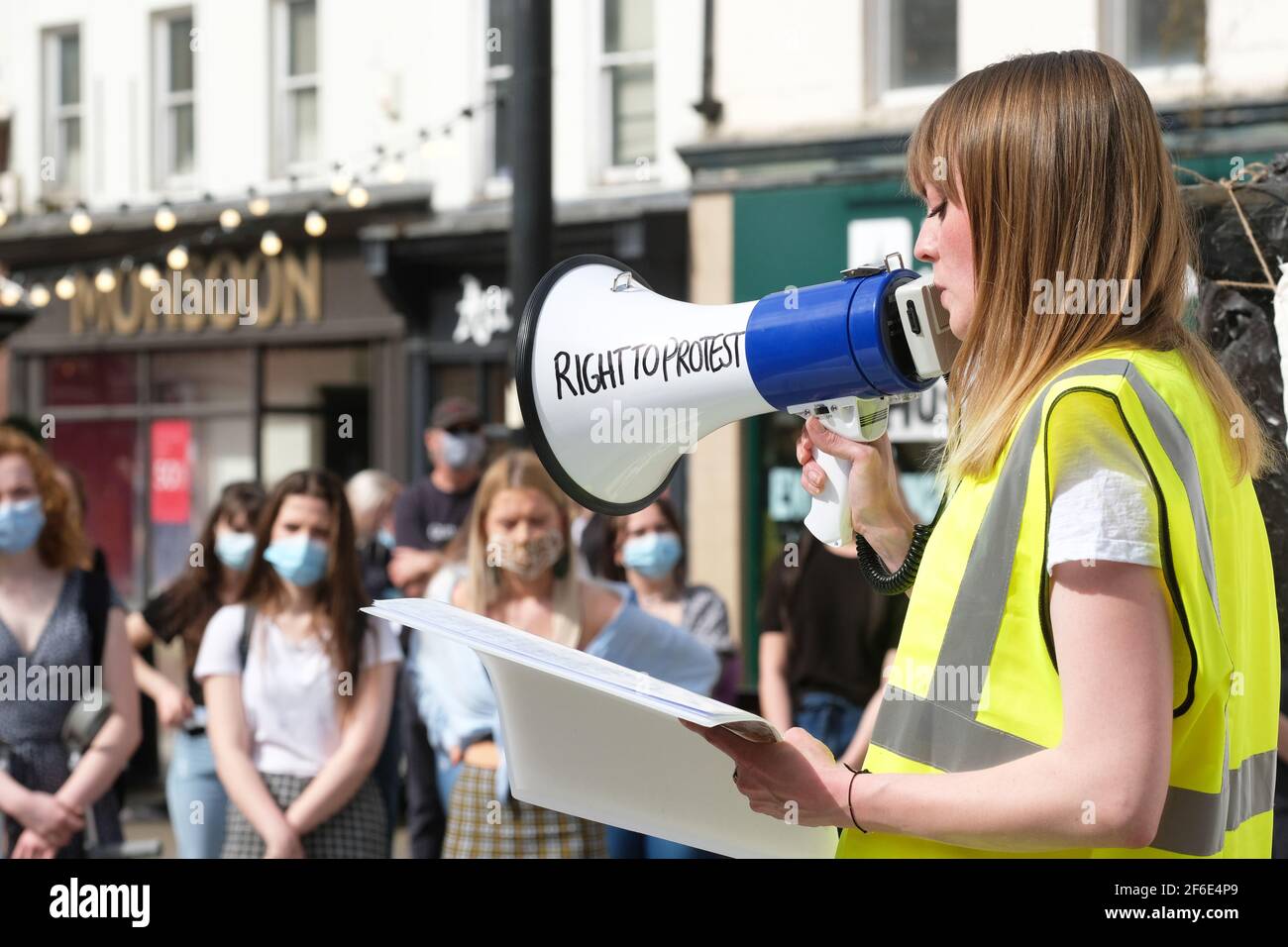 Hereford, Herefordshire, Royaume-Uni – mercredi 31 mars 2021 – les manifestants se réunissent pour entendre des discours dans le centre-ville de Hereford contre le projet de loi sur la police, le crime, la condamnation et les tribunaux ( CPCP ). Environ 200 manifestants ont assisté à la manifestation - le projet de loi du PCSC limitera leurs droits à la manifestation légale. Photo Steven May / Alamy Live News Banque D'Images