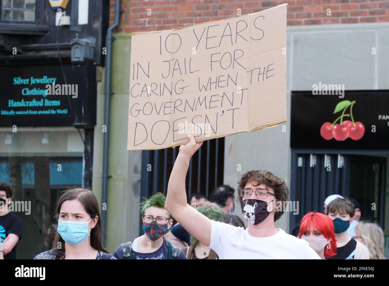 Hereford, Herefordshire, Royaume-Uni – mercredi 31 mars 2021 – les manifestants se réunissent pour entendre des discours dans le centre-ville de Hereford contre le projet de loi sur la police, le crime, la condamnation et les tribunaux ( CPCP ). Environ 200 manifestants ont assisté à la manifestation - le projet de loi du PCSC limitera leurs droits à la manifestation légale. Photo Steven May / Alamy Live News Banque D'Images