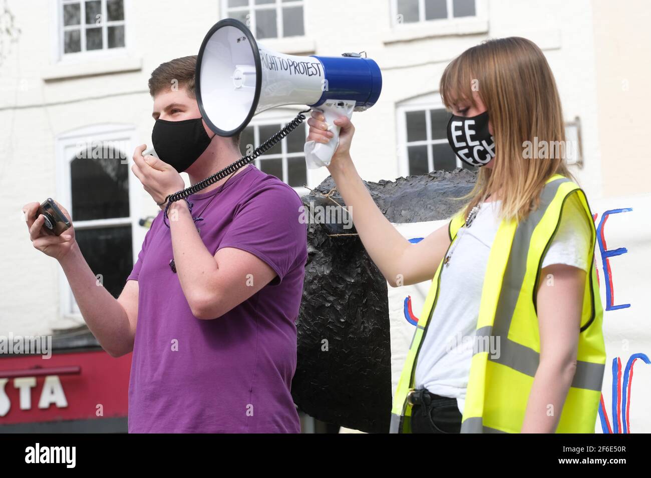 Hereford, Herefordshire, Royaume-Uni – mercredi 31 mars 2021 – les manifestants se réunissent pour entendre des discours dans le centre-ville de Hereford contre le projet de loi sur la police, le crime, la condamnation et les tribunaux ( CPCP ). Environ 200 manifestants ont assisté à la manifestation - le projet de loi du PCSC limitera leurs droits à la manifestation légale. Photo Steven May / Alamy Live News Banque D'Images