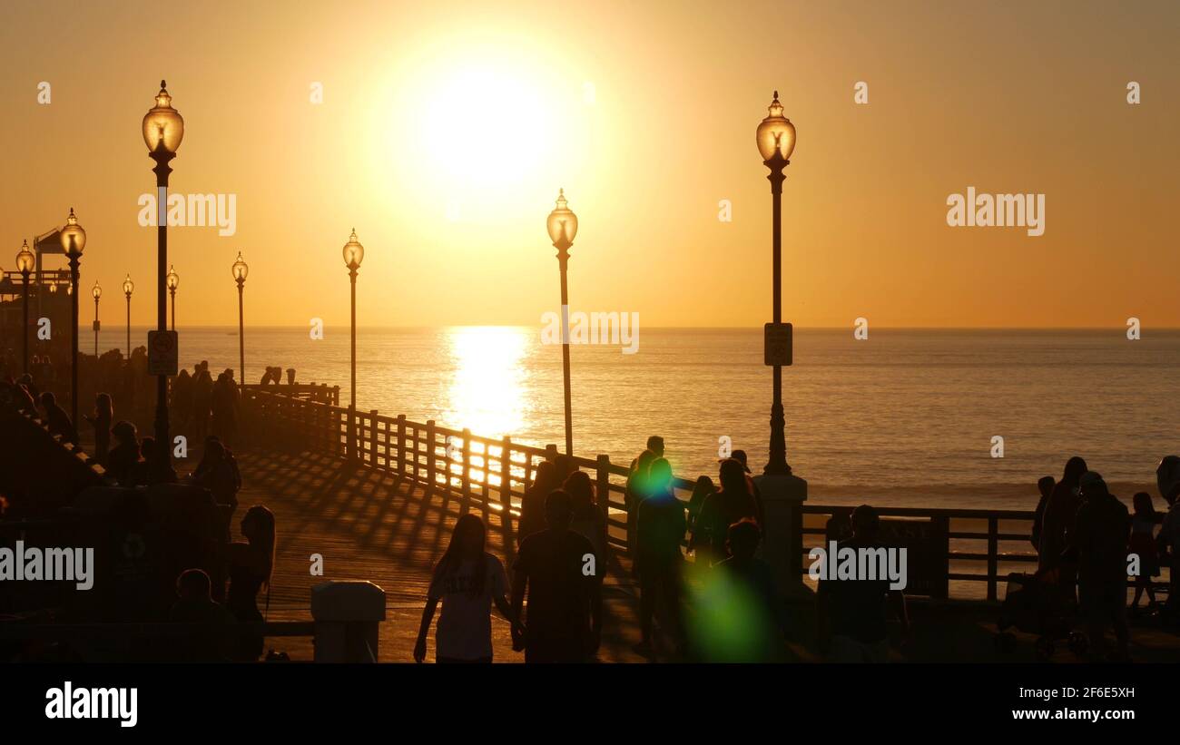 Oceanside, Californie États-Unis - 17 novembre 2019 : jetée en bois et personnes marchant. Touristes se promenant dans la station balnéaire, vacances d'été près de Los Angel Banque D'Images