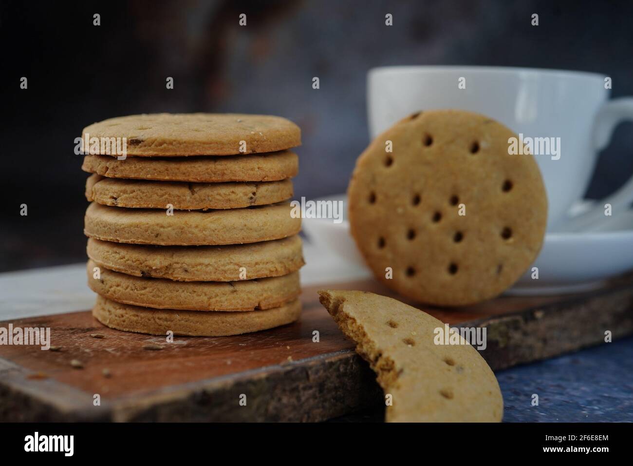 Biscuits indiens Atta faits maison - biscuits de cumin de blé entier servis avec du thé, concentration sélective Banque D'Images