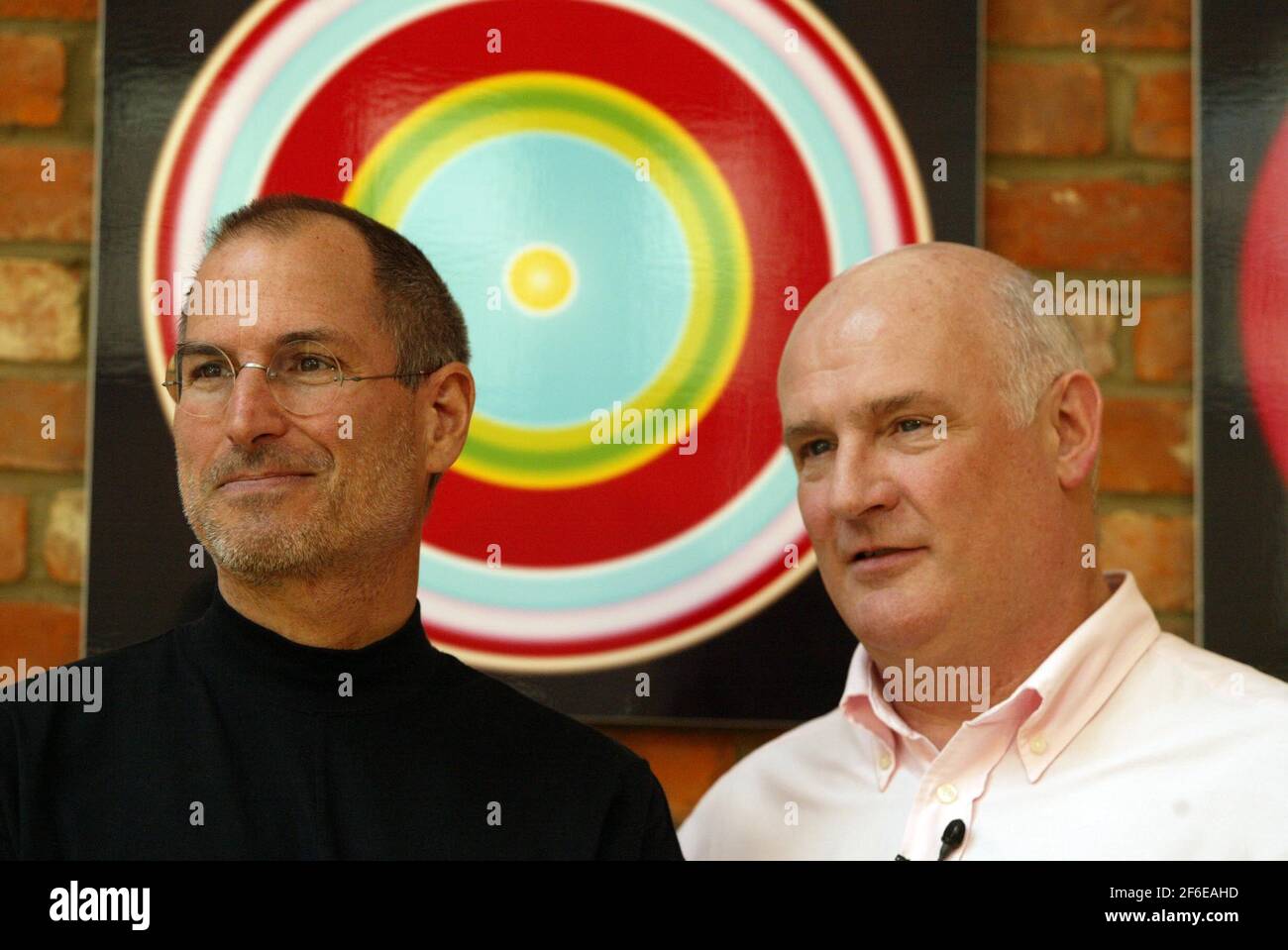 Eric Nicoli (EMI) et Steve Jobs (Apple) à un photocall après la conférence de presse dénonçant l'iTunes Store d'Apple comme le premier magasin de musique en ligne à vendre les nouveaux téléchargements d'EMI. pic David Sandison Banque D'Images