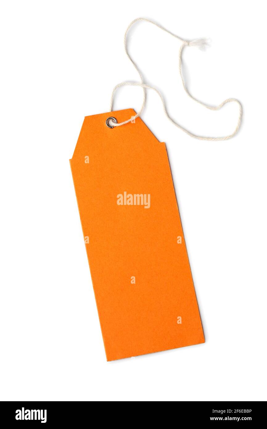 Une seule étiquette de papier orange vide sur une chaîne isolée sur arrière-plan blanc Banque D'Images