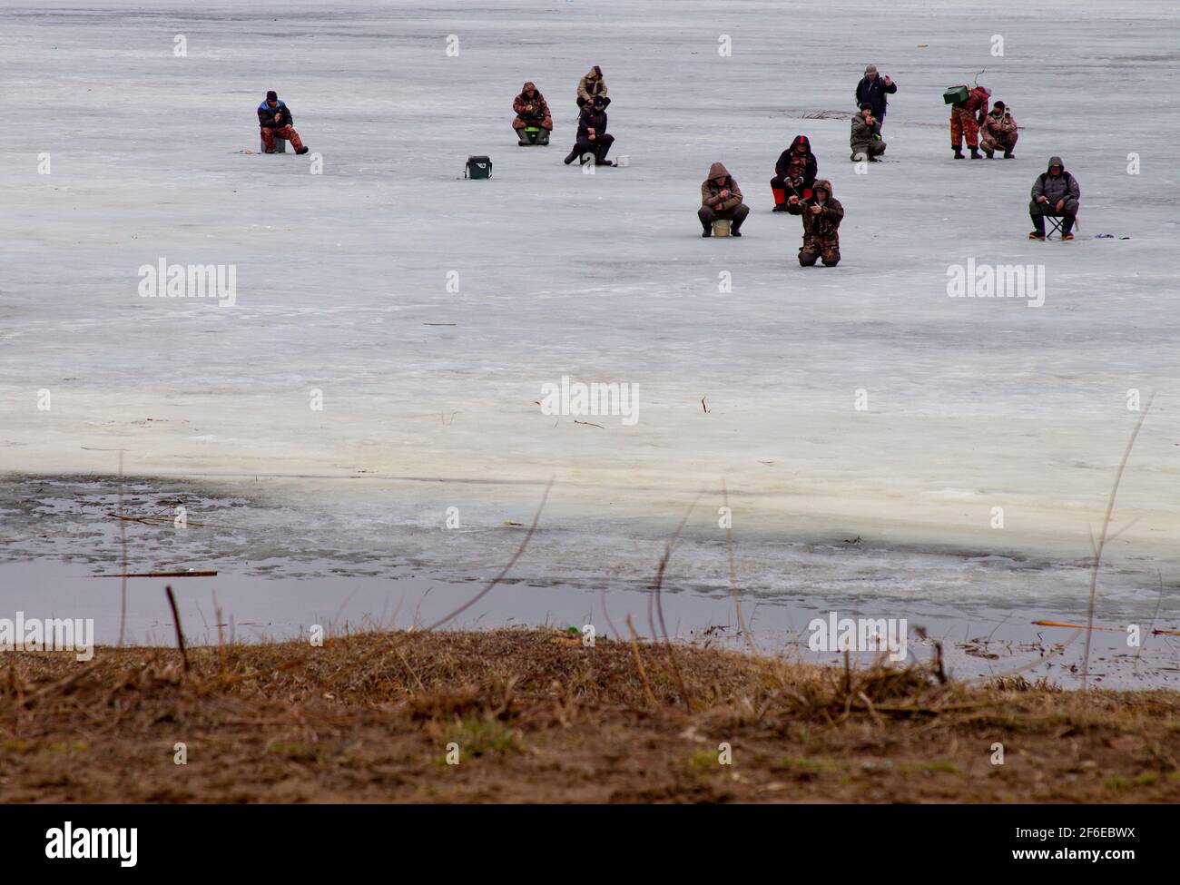 Les pêcheurs pêchent sur la glace au printemps. La glace est mince et dangereuse Banque D'Images