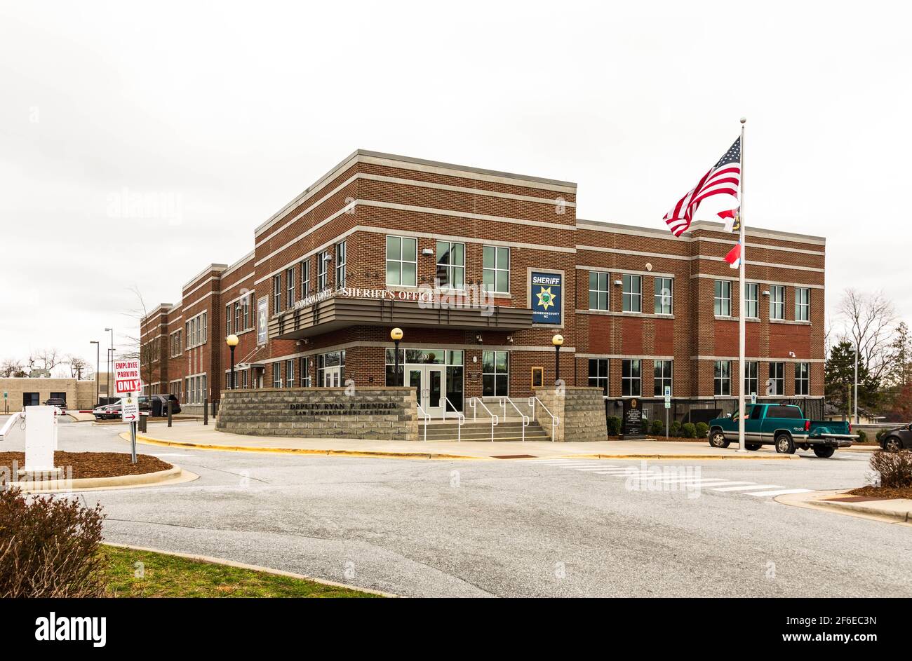 HENDERSONVILLE, NC, USA-23 MARS 2021: Le comté de Henderson, NC Sheriff's Office building. Banque D'Images