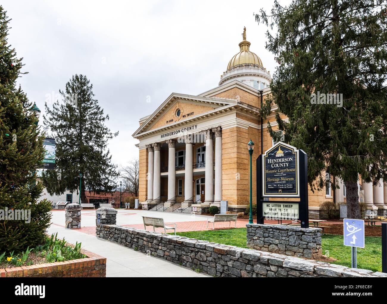 HENDERSONVILLE, NC, USA--23 MARS 2021 : le palais de justice historique et le musée du patrimoine du comté de Henderson. Banque D'Images