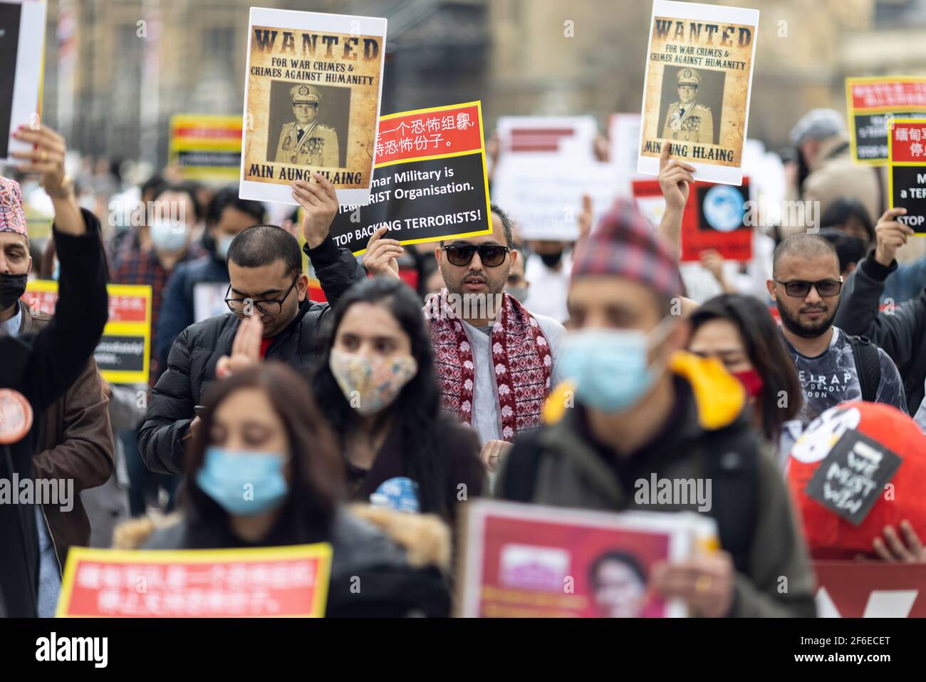 Londres, Royaume-Uni. 31 mars 2021. Marcher sur les manifestants avec des pancartes. Les manifestants se sont rassemblés sur la place du Parlement - portant un masque facial et observant les distances sociales - avant de marcher vers l'ambassade chinoise en solidarité avec le peuple du Myanmar contre le coup d'État militaire et les meurtres de civils par l'État. Des discours ont été prononcés à l'extérieur de l'ambassade. Depuis le début du coup d'État militaire le 1er février, plus de 520 personnes ont été tuées au Myanmar par les forces de sécurité. Samedi dernier a été le jour le plus violent où plus de 100 personnes ont été tuées. Crédit : Joshua Windsor/Alay Live News Banque D'Images