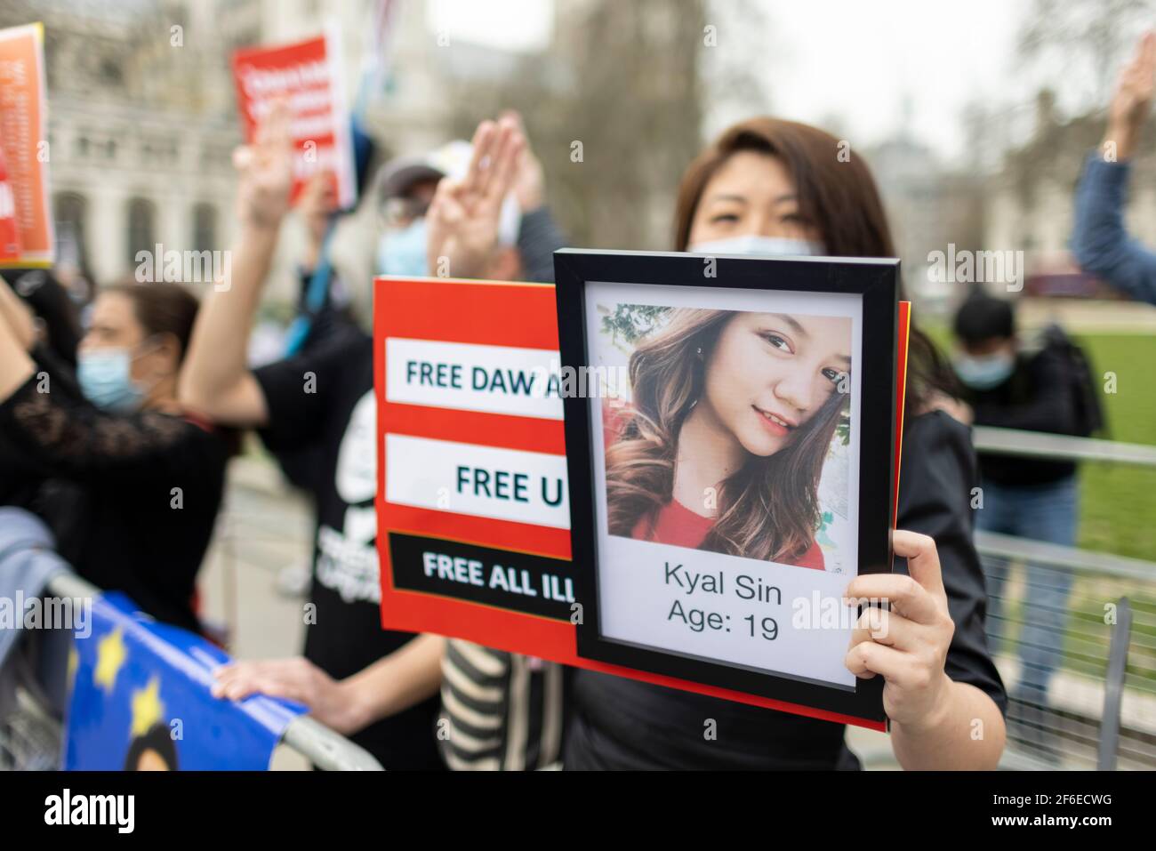 Londres, Royaume-Uni. 31 mars 2021. Un manifestant tenant une photo d'une victime décédée. Les manifestants se sont rassemblés sur la place du Parlement - portant un masque facial et observant les distances sociales - avant de marcher vers l'ambassade chinoise en solidarité avec le peuple du Myanmar contre le coup d'État militaire et les meurtres de civils par l'État. Des discours ont été prononcés à l'extérieur de l'ambassade. Depuis le début du coup d'État militaire le 1er février, plus de 520 personnes ont été tuées au Myanmar par les forces de sécurité. Samedi dernier a été le jour le plus violent où plus de 100 personnes ont été tuées. Crédit : Joshua Windsor/Alamy Liv Banque D'Images