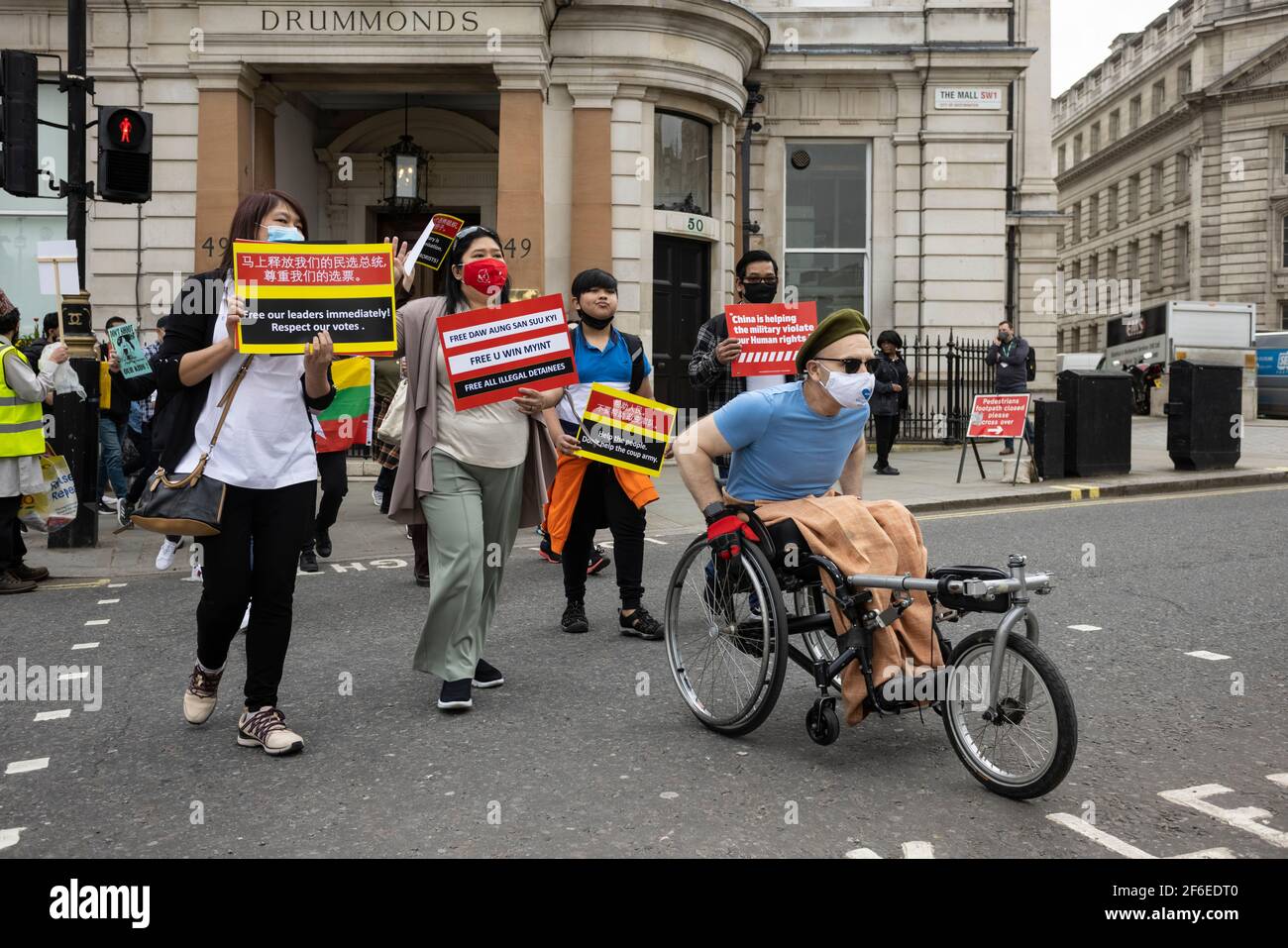 Londres, Royaume-Uni. 31 mars 2021. Des manifestants en marche. Les manifestants se sont rassemblés sur la place du Parlement - portant un masque facial et observant les distances sociales - avant de marcher vers l'ambassade chinoise en solidarité avec le peuple du Myanmar contre le coup d'État militaire et les meurtres de civils par l'État. Des discours ont été prononcés à l'extérieur de l'ambassade. Depuis le début du coup d'État militaire le 1er février, plus de 520 personnes ont été tuées au Myanmar par les forces de sécurité. Samedi dernier a été le jour le plus violent où plus de 100 personnes ont été tuées. Crédit : Joshua Windsor/Alay Live News Banque D'Images